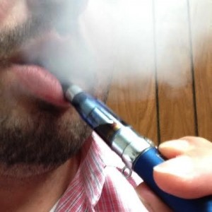 vaper using an e cig