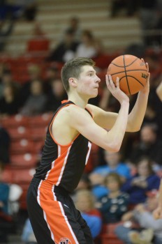 Kyle Mangas prepares to let fly with a free throw. 