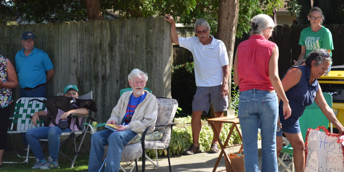 Neighbors surprise 100-year-old Navy veteran with birthday parade